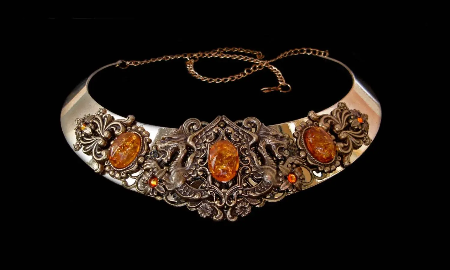 Freyja wearing the golden necklace Brísingamen